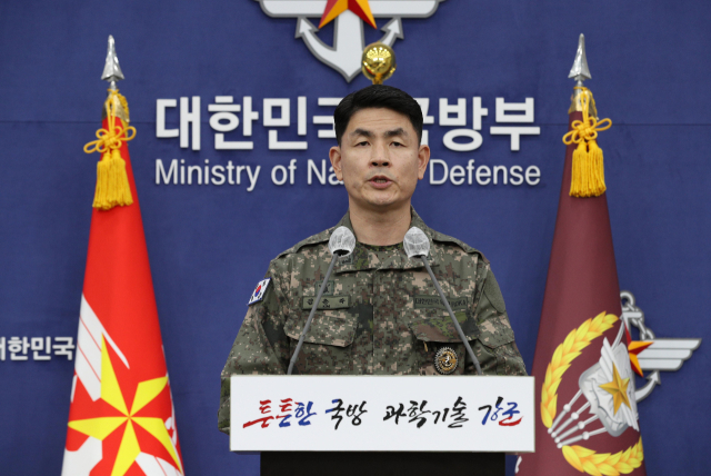 김준락 합참공보실장이 4일 오전 서울 용산구 국방부 브리핑실에서 일본 상공을 통과한 북한의 중거리 탄도미사일(IRBM) 발사와 관련해 브리핑하고 있다. 연합뉴스
