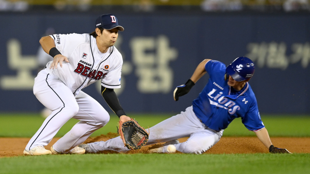 삼성라이온즈 강한울이 6일 잠실구장에서 열린 두산전에서 도루를 성공시키고 있다. 삼성라이온즈 제공