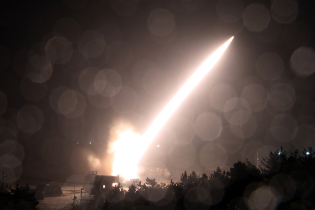 한미 군 당국은 5일 북한의 중거리 탄도미사일(IRBM) 도발에 대응해 동해상으로 연합 지대지미사일 사격을 했다고 합동참모본부가 밝혔다. 사진은 연합 지대지미사일 사격 모습. 연합뉴스
