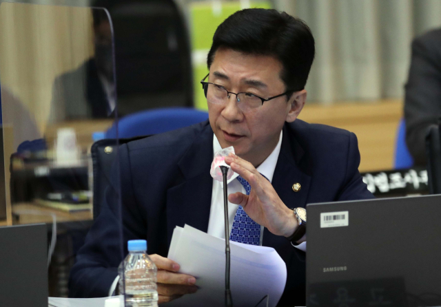 17일 대전 정부청사에서 국회 기획재정위원회의 관세청, 조달청, 통계청에 대한 국정감사가 열렸다. 더불어민주당 고용진 의원이 질의하고 있다. 연합뉴스