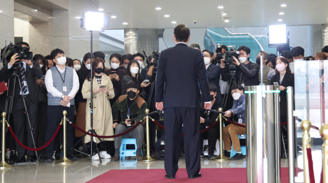 윤석열 대통령이 지난 10일 오전 서울 용산 대통령실 청사로 출근, 기자들과 질의응답을 하고 있다. 연합뉴스