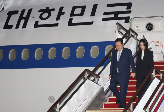 윤석열 대통령과 김건희 여사가 16일 4박 6일간의 동남아 순방을 마치고 성남 서울공항에 도착, 공군 1호기에서 내리고 있다. 연합뉴스