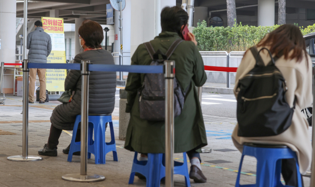 23일 오전 시민들이 서울 마포구 보건소에 마련된 코로나19 선별진료소에서 검사 차례를 기다리고 있다. 연합뉴스