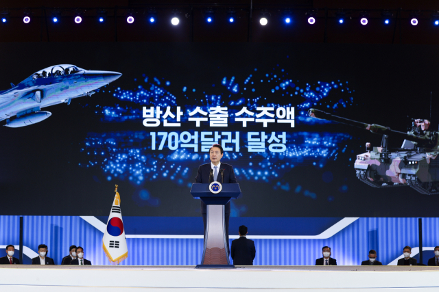 윤석열 대통령이 5일 오전 서울 삼성동 코엑스에서 열린 제59회 무역의날 기념식에서 축사를 하고 있다. 연합뉴스