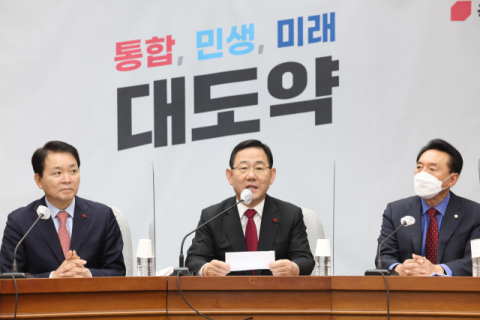주호영 국민의힘 원내대표가 6일 국회에서 열린 원내대책회의에서 발언하고 있다. 왼쪽부터 성일종 정책위의장, 주 원내대표, 김석기 사무총장. 연합뉴스