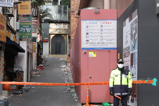 이태원 참사 사고발생 골몰길에 맞닿은 해밀톤호텔 서쪽면에 설치된 에어컨 실외기 가벽. 연합뉴스