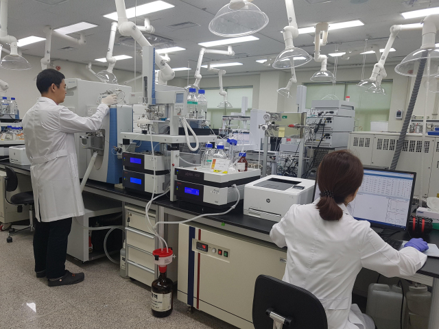 대구시 상수도사업본부는 남조류 번식에 대비해 올해부터 수돗물과 상수원수의 수질 검사 항목을 각각 5개씩 더 확대한다고 26일 밝혔다. 수질연구소에서 조류 독소를 분석하는 모습. 대구시 상수도사업본부 제공.