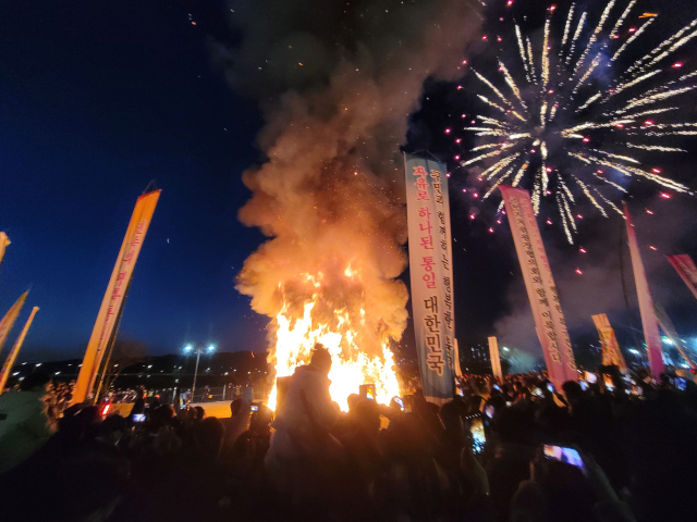 대구시내 기초단체들이 오는 24일 정월대보름을 앞두고 각종 행사 준비에 분주하다. 사진은 지난해 대구 북구 금호강변 산격야영장에서 열린 