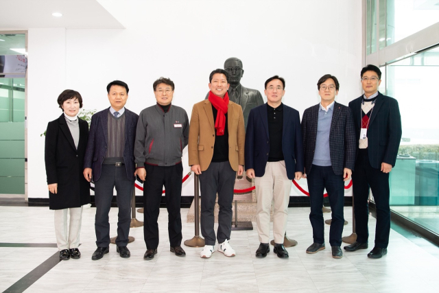 김장호(가운데) 구미시장이 10일 구미국가산업단지 내 LG이노텍 구미사업장을 찾아 정철동(왼쪽 다섯 번째) LG이노텍 대표이사 등 임직원들과 기념촬영하고 있다. 구미시 제공