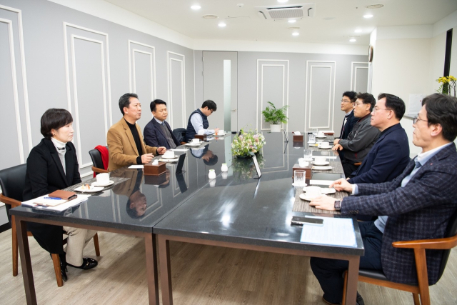 김장호 구미시장이 10일 구미국가산업단지 내 LG이노텍 구미사업장을 찾아 정철동 LG이노텍 대표이사 등 임직원들과 기업애로를 논의하고 있다. 구미시 제공