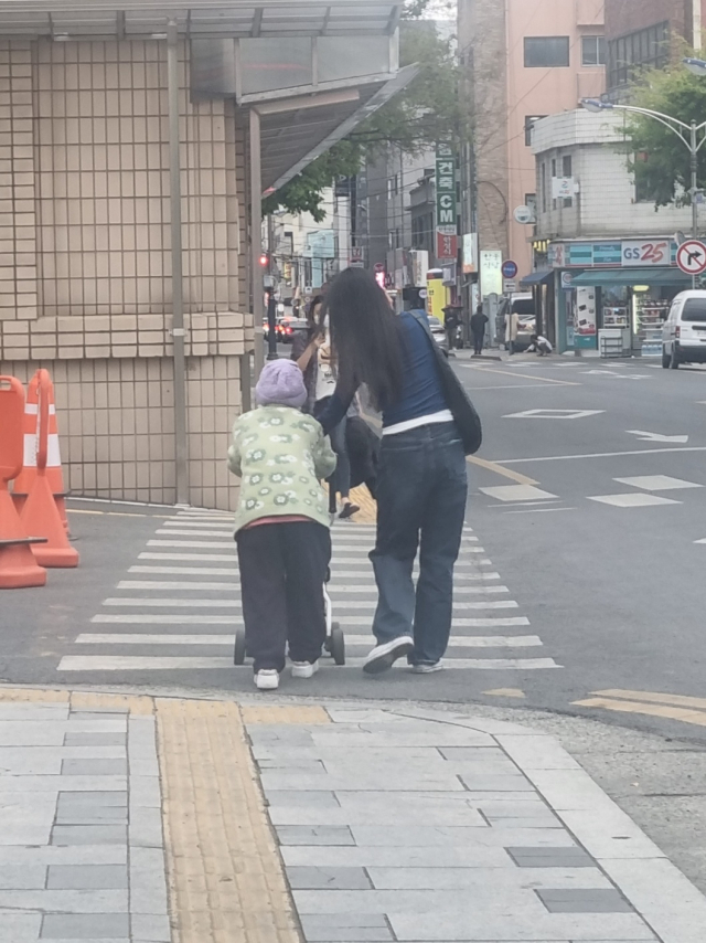 4일 대구시의회 옆 횡단보도에 나타난 천사(?). 매일신문 독자 제공