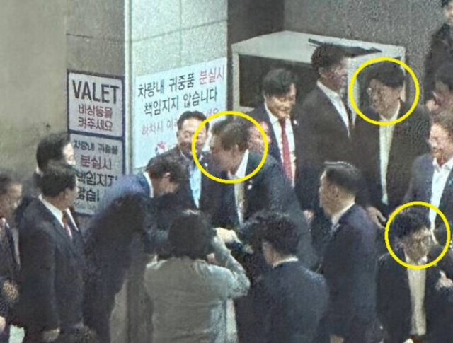 윤석열 대통령이 6일 저녁 부산 해운대구의 한 횟집에서 나오는 모습. 한동훈 법무부 장관과 장제원 국민의힘 의원도 동행했다. 온라인 커뮤니티 갈무리