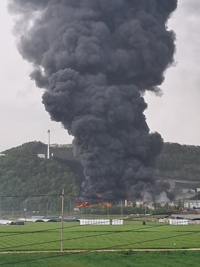21일 오전 경남 밀양시 한국카본 2공장에서 화재가 발생했다. 연합뉴스
