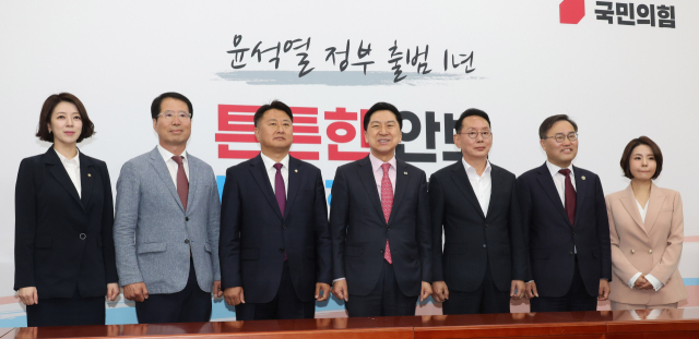 국민의힘 김기현 대표가 15일 오전 서울 여의도 국회에서 열린 최고위원 보궐선거 선거관리위원회 임명장 수여식에서 참석자들과 기념촬영하고 있다. 왼쪽부터 배현진, 양홍규, 노용호 선거관리위원, 김 대표, 김도읍 선거관리위원장, 홍석준, 함인경 선거관리위원. 연합뉴스