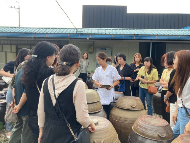 예천군이 진행한 농촌체험학습 홍보 행사에 참가한 지역 내 학교 교사, 교육지원청 직원들이 콩의 발효과정 체험을 하고 있다. 예천군 제공