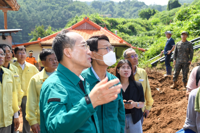 추경호 부총리가 영주시 단산면 단곡리 수해 피해 현장을 둘러보고 있다. 영주시 제공