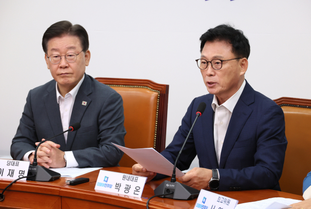 박광온 더불어민주당 원내대표가 지난 21일 국회에서 열린 최고위원회의에서 발언하고 있다. 왼쪽은 이재명 대표. 연합뉴스