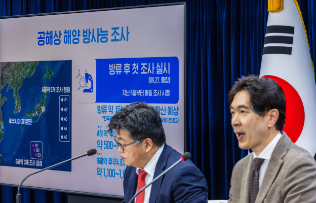 박성훈 해양수산부 차관(오른쪽)이 27일 오전 서울 종로구 정부서울청사에서 열린 후쿠시마 원전 오염수 방류 일일 브리핑에 참석해 일본 측의 오염수 방류 개시 뒤 처음으로 실시되는 우리 정부의 공해상 해양 방사능 검사와 관련한 내용을 발표하고 있다. 연합뉴스