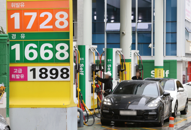 5일 서울 시내 한 주유소 앞에 유가 정보가 게시돼 있다. 한국석유공사 유가 정보 서비스 