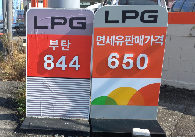 영천지역 LPG 충전소 자영업자들의 반발을 사고 있는 E1 임대 충전소 판매가격표. E1의 국내 공급가 대비 35원 낮고 경북에서 가장 싸다. 강선일기자