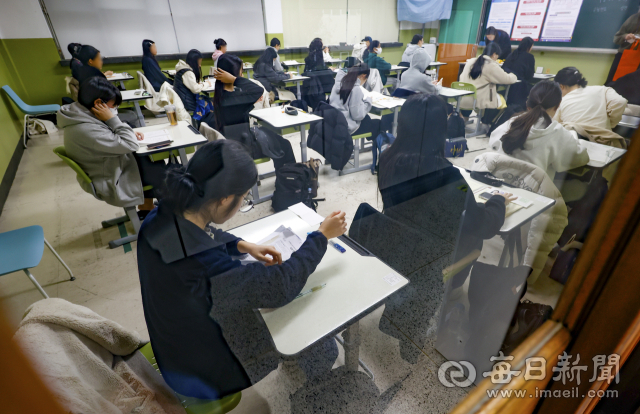 2024학년도 대학수학능력시험일 대구여자고등학교에 마련된 제14시험장에서 수험생들이 시험 시작 전 막바지 공부를 하고 있다. 매일신문 DB
