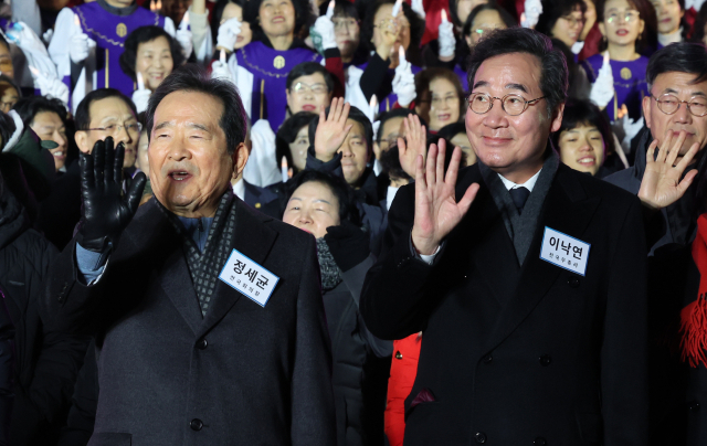 더불어민주당 이낙연 전 대표와 정세균 전 국무총리가 24일 저녁 서울 여의도순복음교회에서 열린 