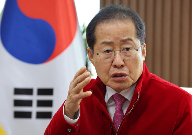 홍준표 대구시장이 대구시청 산격청사에서 매일신문과 신년인터뷰를 하고 있다. 김영진 기자 kyjmaeil@imaeil.com