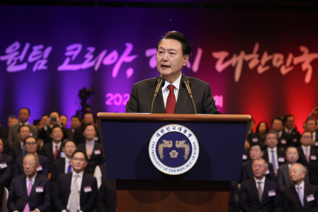 윤석열 대통령이 2일 서울 여의도 중소기업중앙회에서 열린 2024년 경제계 신년 인사회에서 격려사를 하고 있다. 연합뉴스