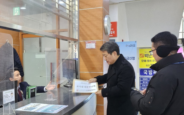 모성은 포항지진 범시민대책본부(이하 범대본) 의장이 지난 3일 대통령실에 소송구조제도 수용을 요구하는 서한문을 접수하고 있다. 범대본 제공.