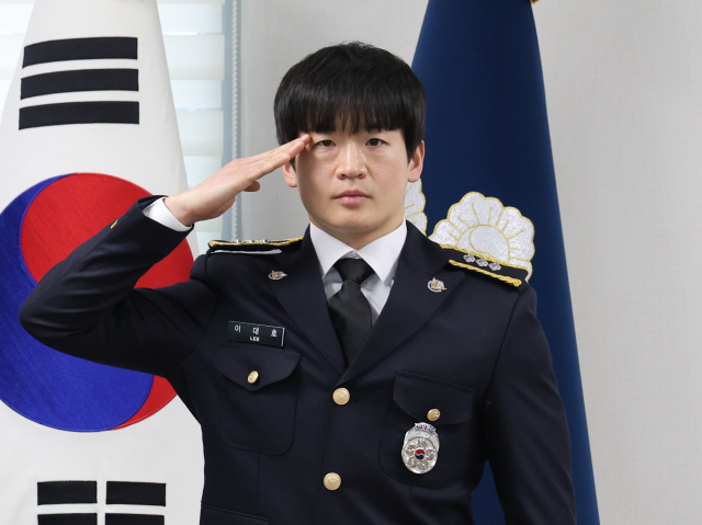 독립유공자 후손인 동해해양경찰서 3007함 이대호 경장이 경례하고 있다. 동해해양경찰서 제공.