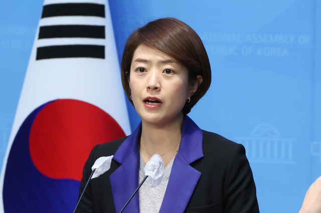 더불어민주당 언론자유대책특위 위원장인 고민정 의원이 15일 국회 소통관에서 황상무 대통령실 시민사회수석 해임 촉구 기자회견을 하고 있다. 황 수석은 기자들과 만난 자리에서 