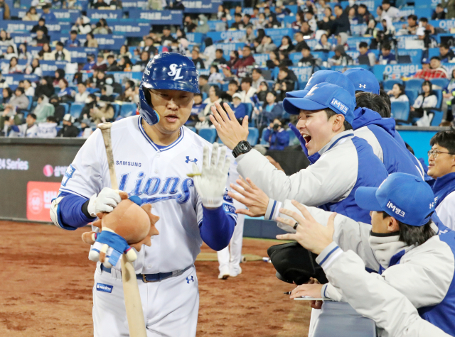 삼성 라이온즈의 오재일이 4일 대구 삼성라이온즈파크에서 열린 2024시즌 KBO리그 키움 히어로즈와의 경기에 출전, 5회말 솔로 홈런을 친 뒤 덕아웃으로 들어오며 동료들의 환영을 받고 있다. 삼성 제공
