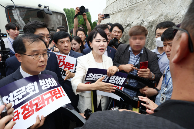 전현희, 김승원, 이건태, 장경태, 이성윤, 박은정 등 야당 법제사법위원회 위원들이 12일 윤석열 대통령 탄핵 국민청원 청문회 추진과 관련 대통령실에 증인출석요구서 수령을 촉구하며 서울 용산 대통령실을 항의 방문하던 중 경찰과 실랑이를 벌이고 있다. 연합뉴스