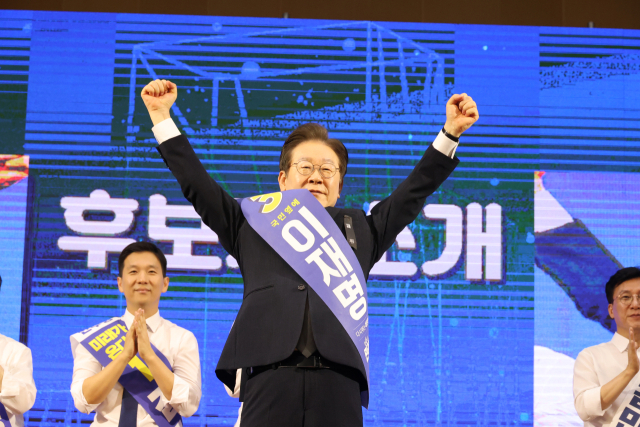 11일 대전 서구 배재대 스포렉스홀에서 열린 더불어민주당 당 대표·최고위원 후보자 합동연설회에서 이재명 당 대표 후보가 당원들에게 인사하고 있다. 연합뉴스