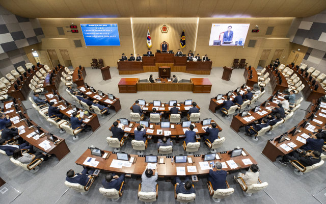 경상북도의회가 27일 제349회 임시회를 개회했다. 이날 도정과 교육행정 현안사항에 대한 도정질문과 예결위, 윤리위 등 9개 특위 구성이 마무리됐다. 경북도의회 제공