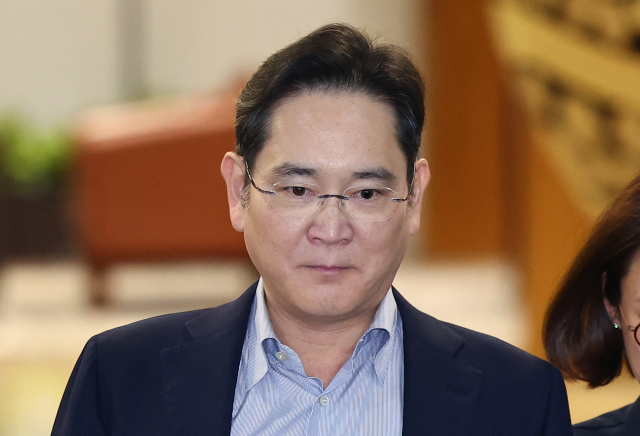 굳은 표정으로 귀국한 이재용 회장…삼성전자 위기설엔 '묵묵부답' - 매일신문