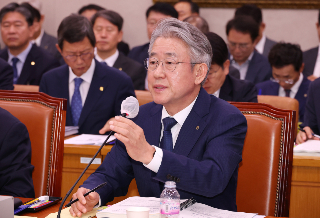 2024년 10월 18일 국회 농림축산식품해양수산위원회의 농업협동조합중앙회, 농협경제지주, 농협금융지주 등의 국정감사에서 강호동 농업협동조합중앙회 회장이 의원 질의에 답변하고 있다. 연합뉴스