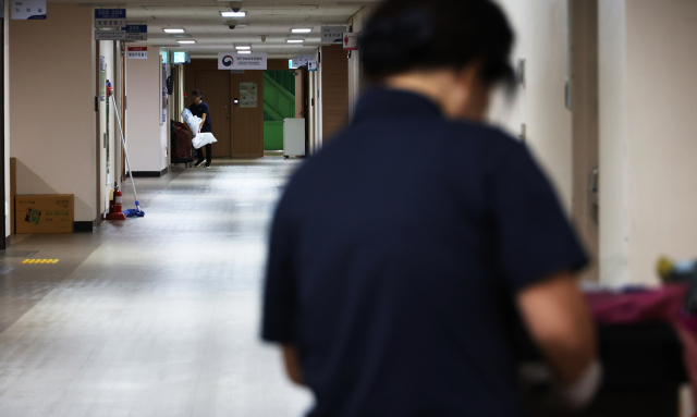 서울 종로구 정부서울청사에서 공무직근로자가 업무에 임하고 있다. 연합뉴스