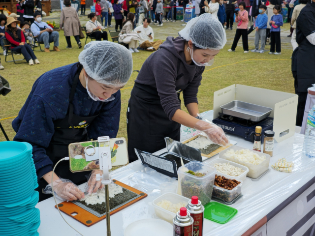 김천 김밥축제에서 김밥을 만드는 2024년 행사 장면