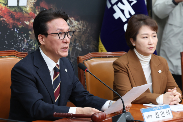 더불어민주당 김민석 12.3 윤석열 내란사태 특별대책위원장이 12일 오전 서울 여의도 국회에서 윤석열 대통령의 대국민 담화와 관련해 입장을 발표하고 있다. 연합뉴스