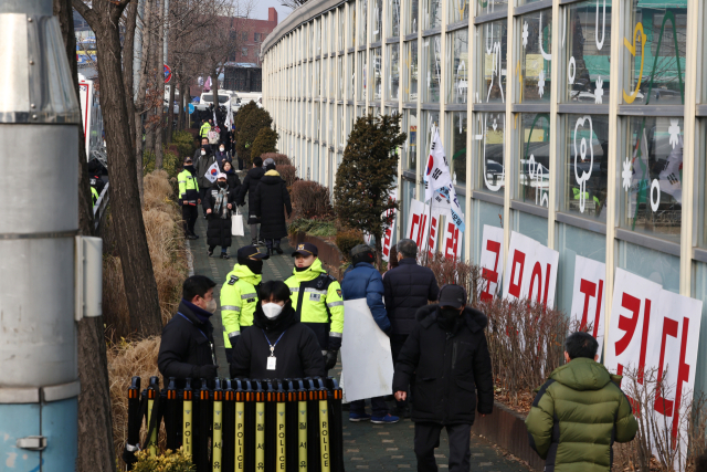 윤석열 대통령 체포영장 집행을 앞둔 14일 오후 서울 한남동 관저 앞 모습. 연합뉴스