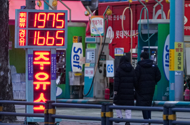 1일 대구 시내의 한 주유소에 휘발유가 리터 당 1천975원에 판매되고 있다. 국제유가가 오르며 국내 주유소 휘발유 평균 판매 가격이 16주 연속 오르며 15개월 만에 리터 당 1천700원을 돌파했다. 안성완 기자 asw0727@imaeil.com