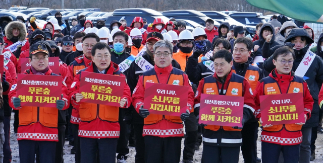 이철우 경북지사(왼쪽 첫 번째)와 주낙영 경북 경주시장(왼쪽 두 번째), 임상섭 산림청장(가운데) 등이 지난 7일 경주에서 열린 소나무재선충병 총력 대응을 위한 결의대회에 참석, 성공적인 방제를 결의하고 있다. 경주시 제공