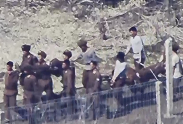 동부전선의 지뢰 폭발 후 북한군이 사상자를 들것으로 후송하는 모습. 본 기사와 직접적인 연관은 없음. 합동참모본부 제공.