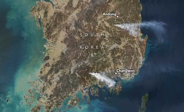 지난 22일 나사의 위성 아쿠아(Aqua)에 탑재된 센서 모디스(MODIS)가 촬영한 한국 화재 상황. 나사 지구관측소