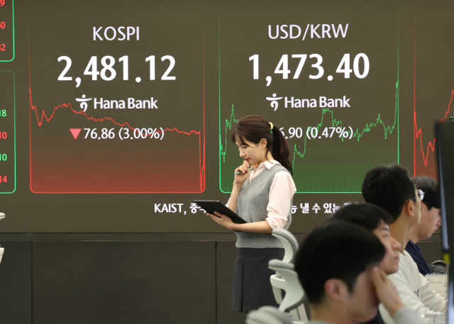 1년 5개월간 금지됐던 국내 주식시장 공매도가 재개된 31일 서울 중구 하나은행 딜링룸에서 한 딜러가 상황을 주시하고 있다. 이날 코스피는 공매도 재개, 상호관세 우려 속에 전장보다 76.86p(3.00%) 내린 2,481.12에 거래를 마감했다. 연합뉴스