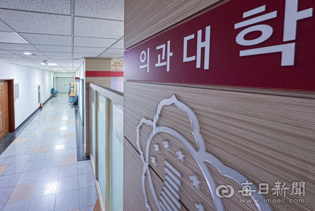 정부의 의대 정원 증원 방침에 반발해 작년부터 휴학 등을 통해 수업을 거부해 온 대구권 의대생들이 복귀 시한인 지난달 31일 대부분 복학 신청을 한 것으로 전해졌다. 1일 대구의 한 의과대학교 복도가 텅 빈 모습을 보이고 있다. 안성완 기자. asw0727@imaeil.com