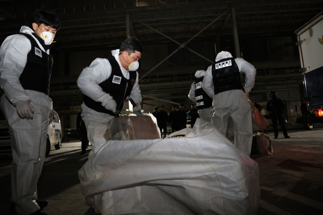 지난 2일 강원 강릉시 옥계항에 정박한 외국 선박에서 코카인으로 추정되는 대량의 마약을 적발한 동해지방해양경찰청과 관세청 관계자들이 1kg 단위의 코카인 클록 수십 개가 들어있는 박스를 옮기고 있다. 이번에 적발된 마약은 중량 2t, 시가 1조원 상당으로 6천700만명이 동시에 투약할 수 있는 규모다. 연합뉴스