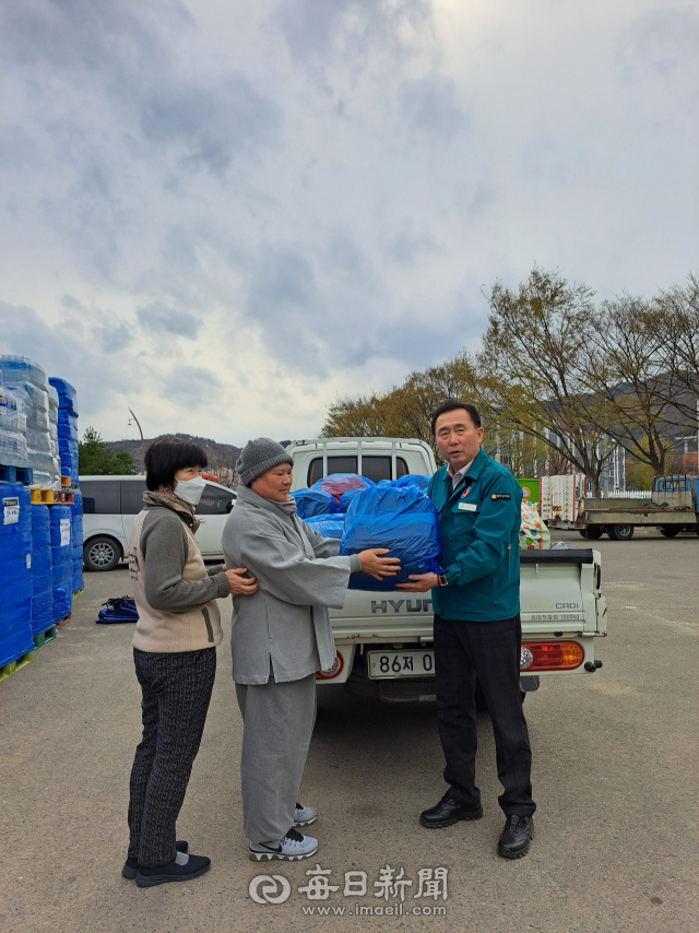 경주 천월사 정암 주지 스님이 경북 산불 피해를 입은 이재민을 돕기 위해 의류 모으기 운동을 펼쳐 모은 옷 1.5톤 가량을 6일 영덕군의회 김성호 의장에게 전달했다.