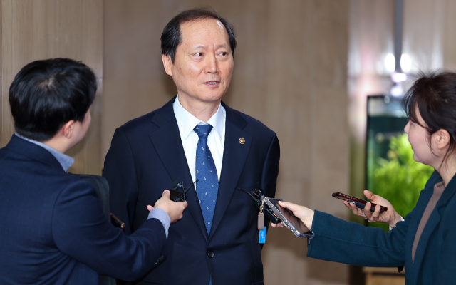 헌법재판관 후임으로 지명된 이완규 법제처장이 8일 정부서울청사에서 열린 국무회의를 마친 뒤 청서를 나서며 이와 관련된 취재진 질문에 답하고 있다. 연합뉴스
